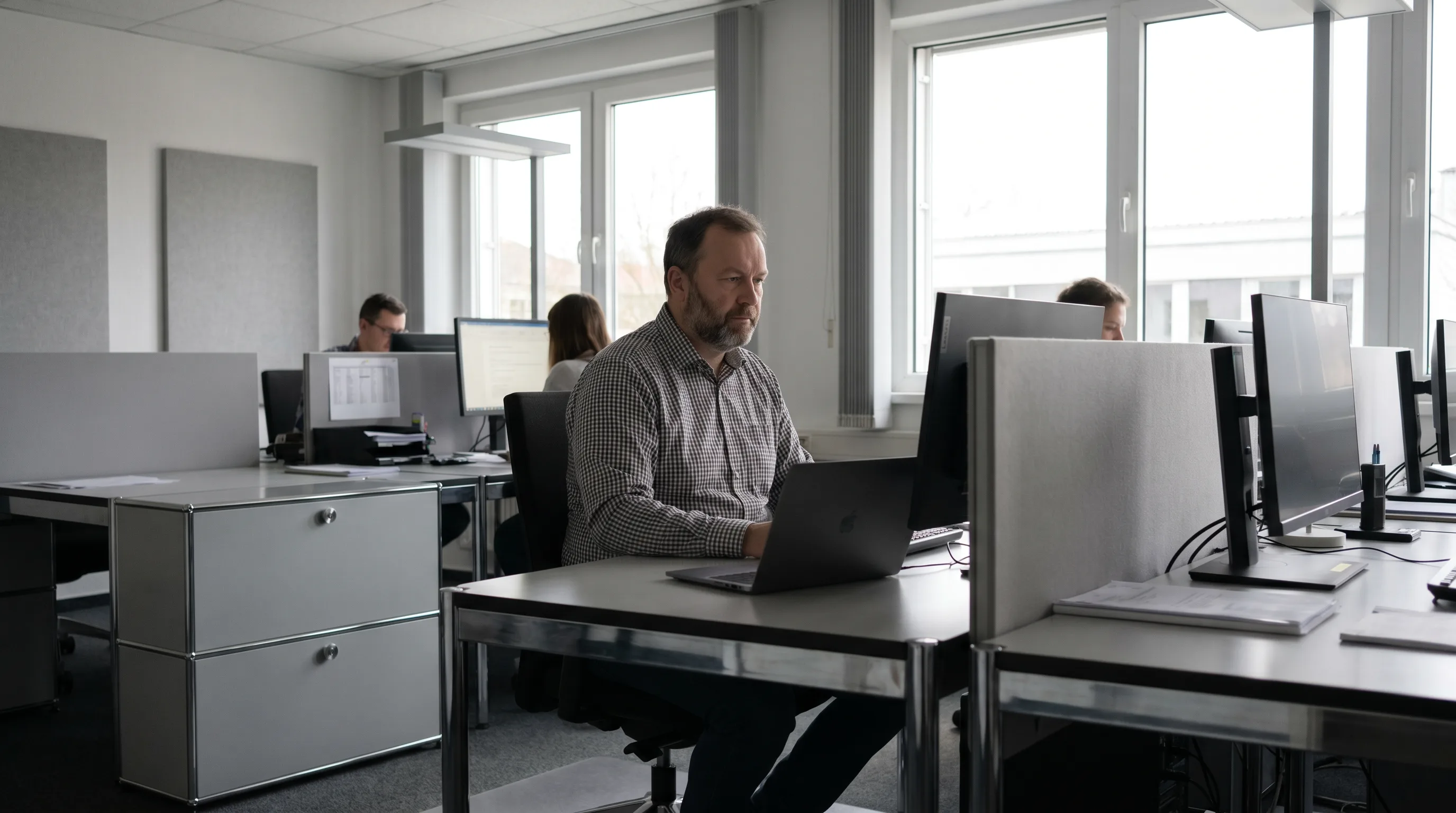 Ein ruhiger, ganz normaler Arbeitstag in einem kleinen Büro